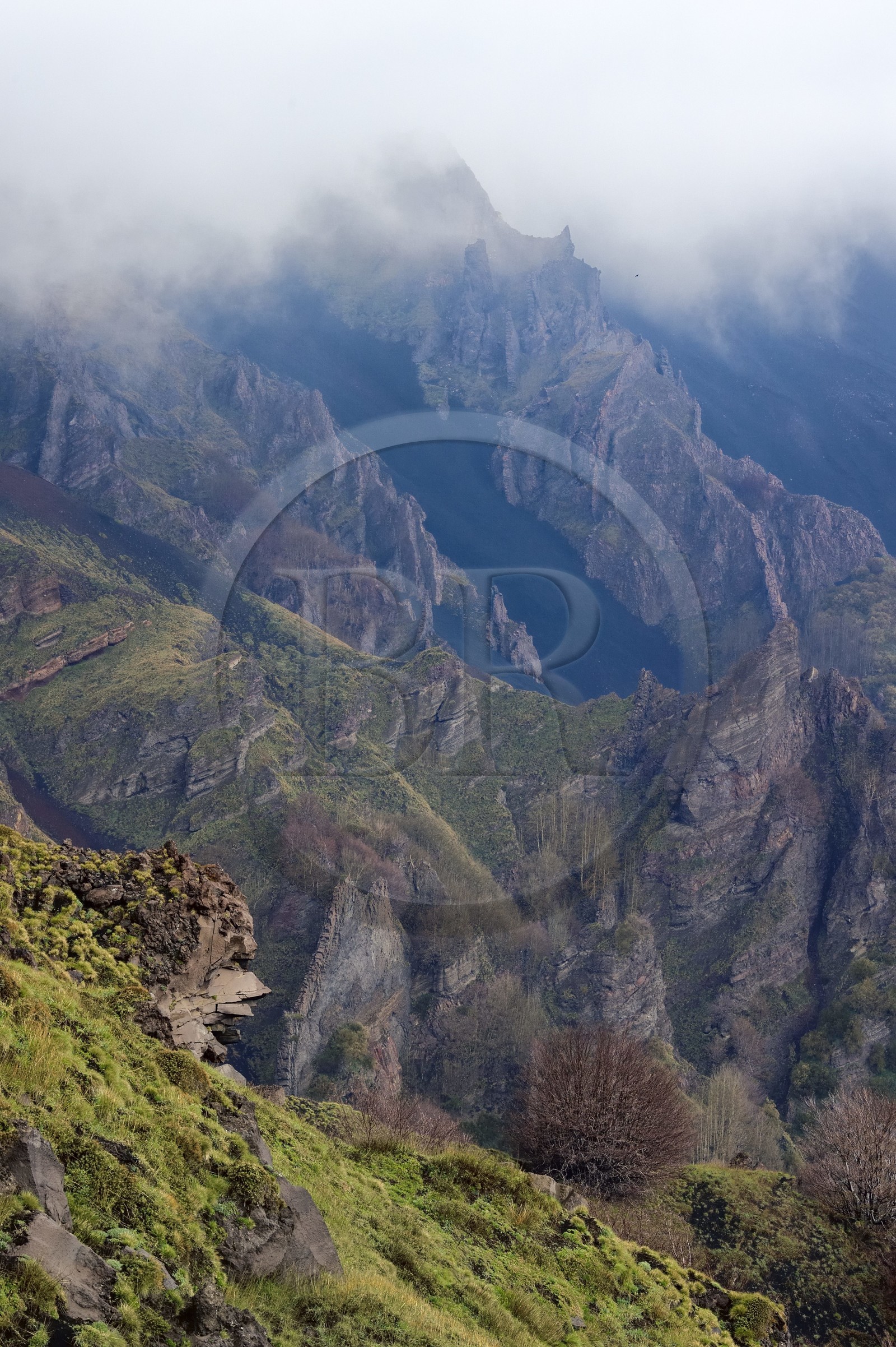 Italie, Sicile, Parc naturel régional de l’Etna, le Mont Etna, classé Patrimoine Mondial de l'UNESCO, Valle del Bove qui correspond à un effondrement d’une des parois de l’Etna créant un champ de roches volcaniques de 7 km par 6 km
