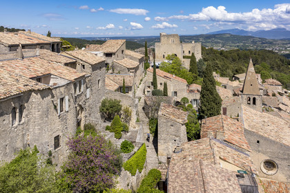 France, Vaucluse (84), Dentelles de Montmirail, le village perché de Crestet et son chateau du IXe siècle (vue aérienne)