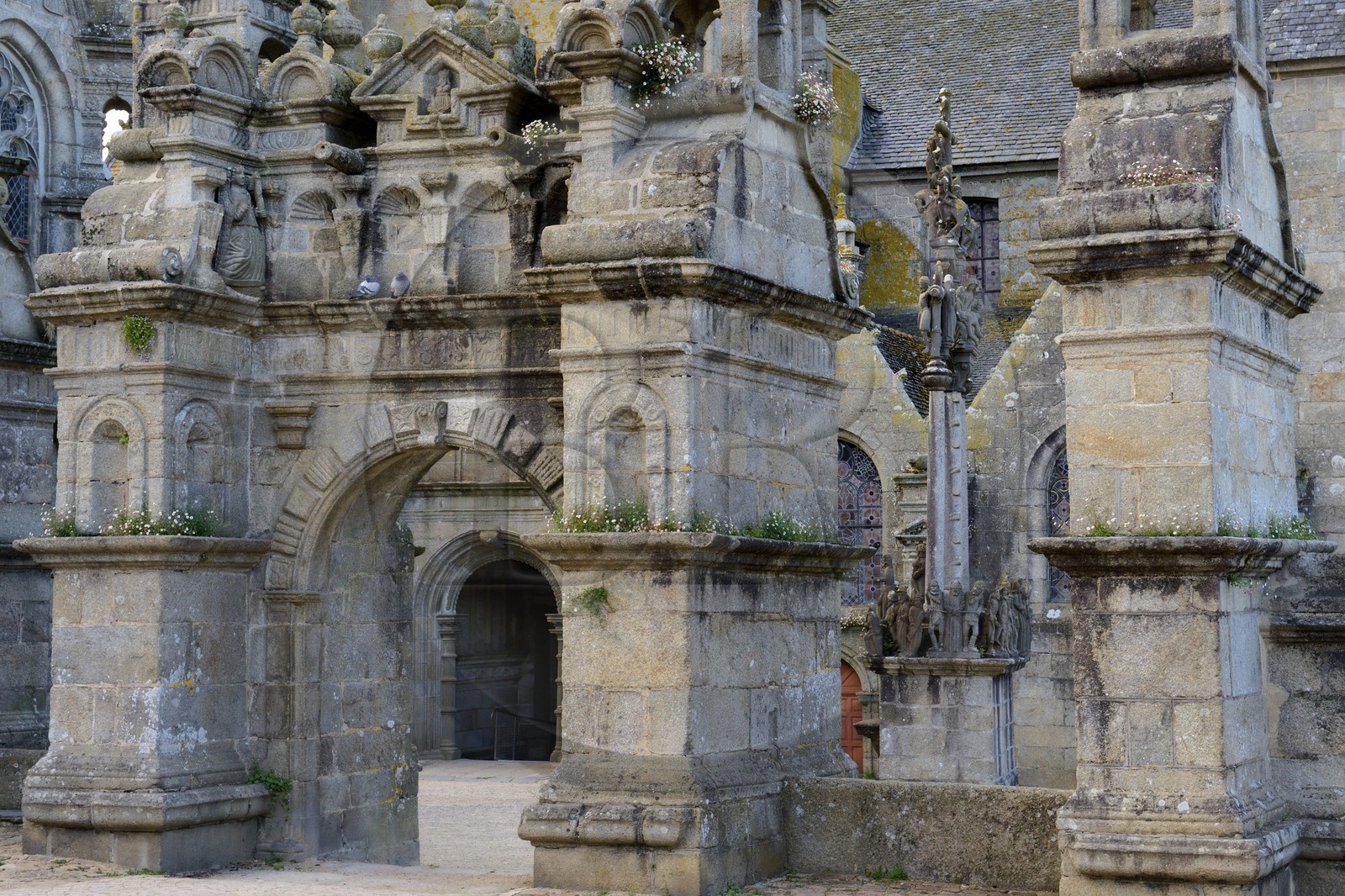 France, Finistère (29), étape sur le chemin de Saint Jacques de Compostelle, Saint-Thegonnec, le calvaire devant l'église dans l'enclos paroissial
