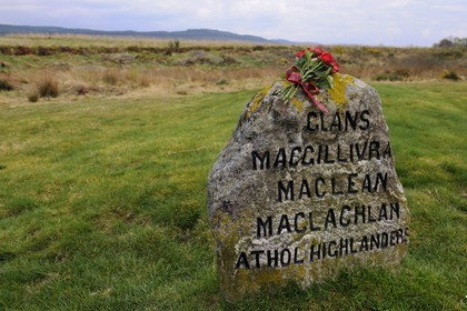 Royaume-Uni, Ecosse, région des Highlands, Inverness, champ de bataille de Culloden, pierre tombale de highlanders tombés pendant la bataille