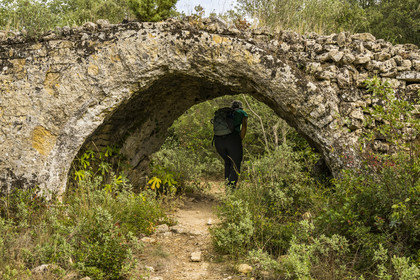France, Gard (30), Vers-Pont-du-Gard, vestiges de l'aqueduc romain de plus de 52 km de longueur qui amenait l'eau de la Fontaine d'Eure au pied d'Uzès jusqu'à Nimes en passant sur le Pont du Gard