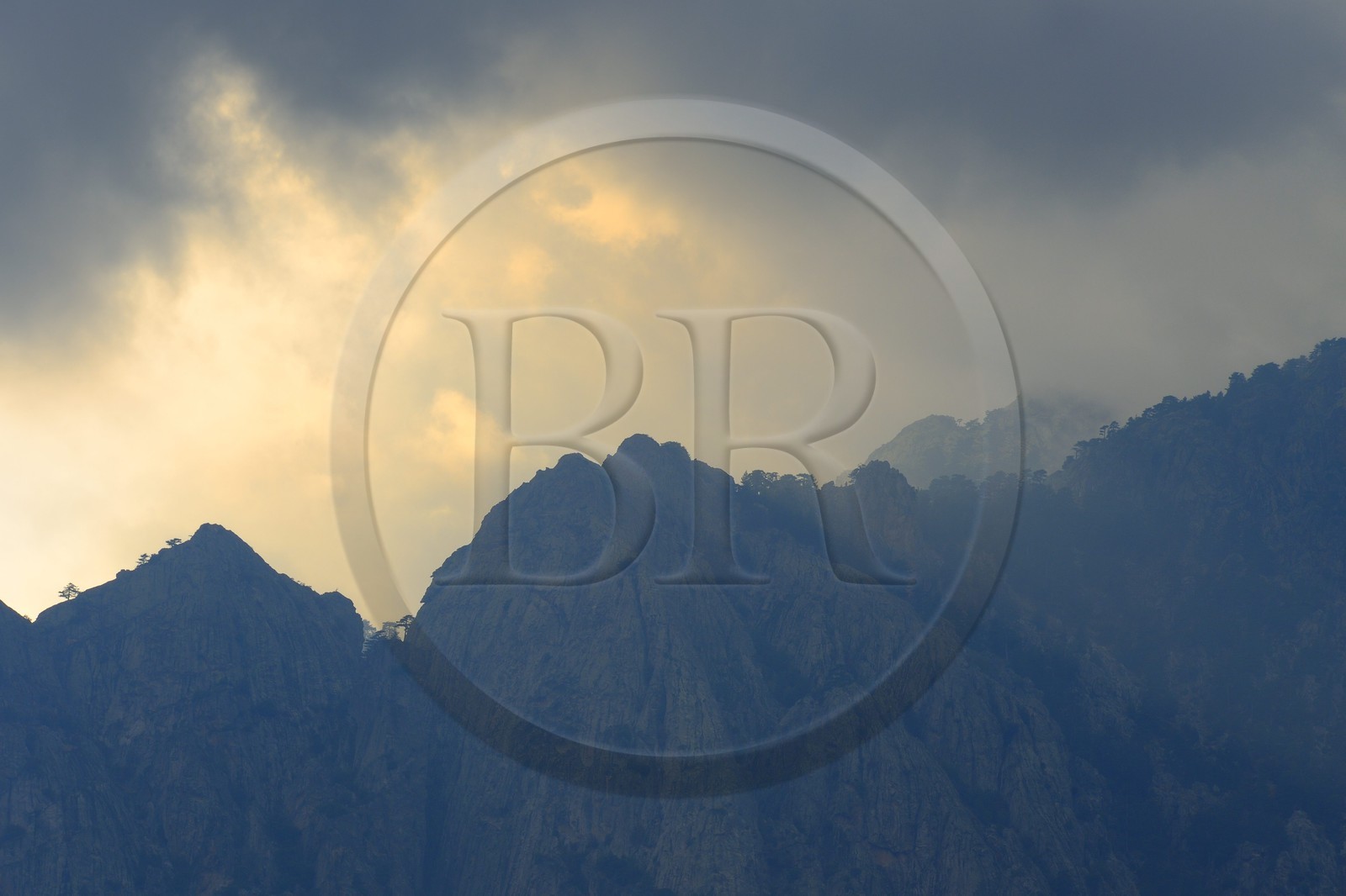 France, Haute-Corse (2B), Corte, les montagnes au dessus de la ville