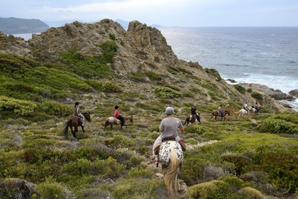 France, Haute-Corse (2B), Nebbio, désert des Agriates, Anse de Peraiola, cavaliers au Nord-Est de la plage d'Ostriconi à la Punta di l’Acciolu (Acciola)