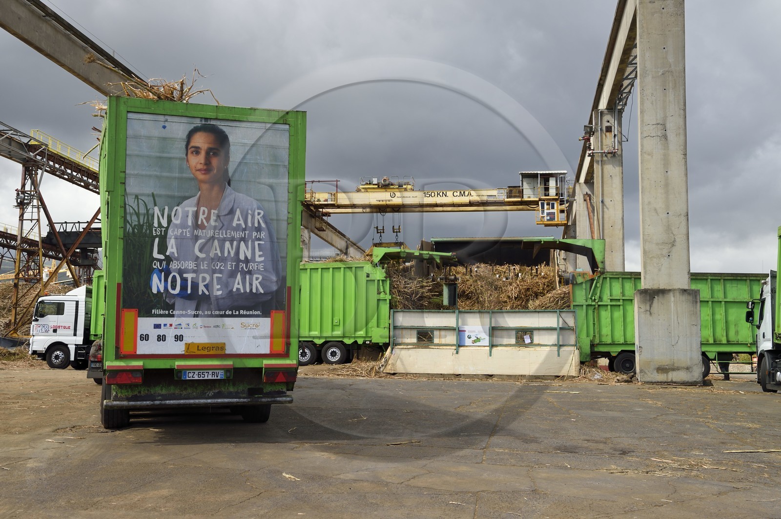France, Ile de la Reunion, Saint-Louis, l'usine sucrière du Gol, déchargements de la canne à sucre des cachalots (camions ou remorques) France, Ile de la Reunion, Saint-Louis, l'usine sucrière du Gol, déchargements de la canne à sucre des cachalots (camions ou remorques)