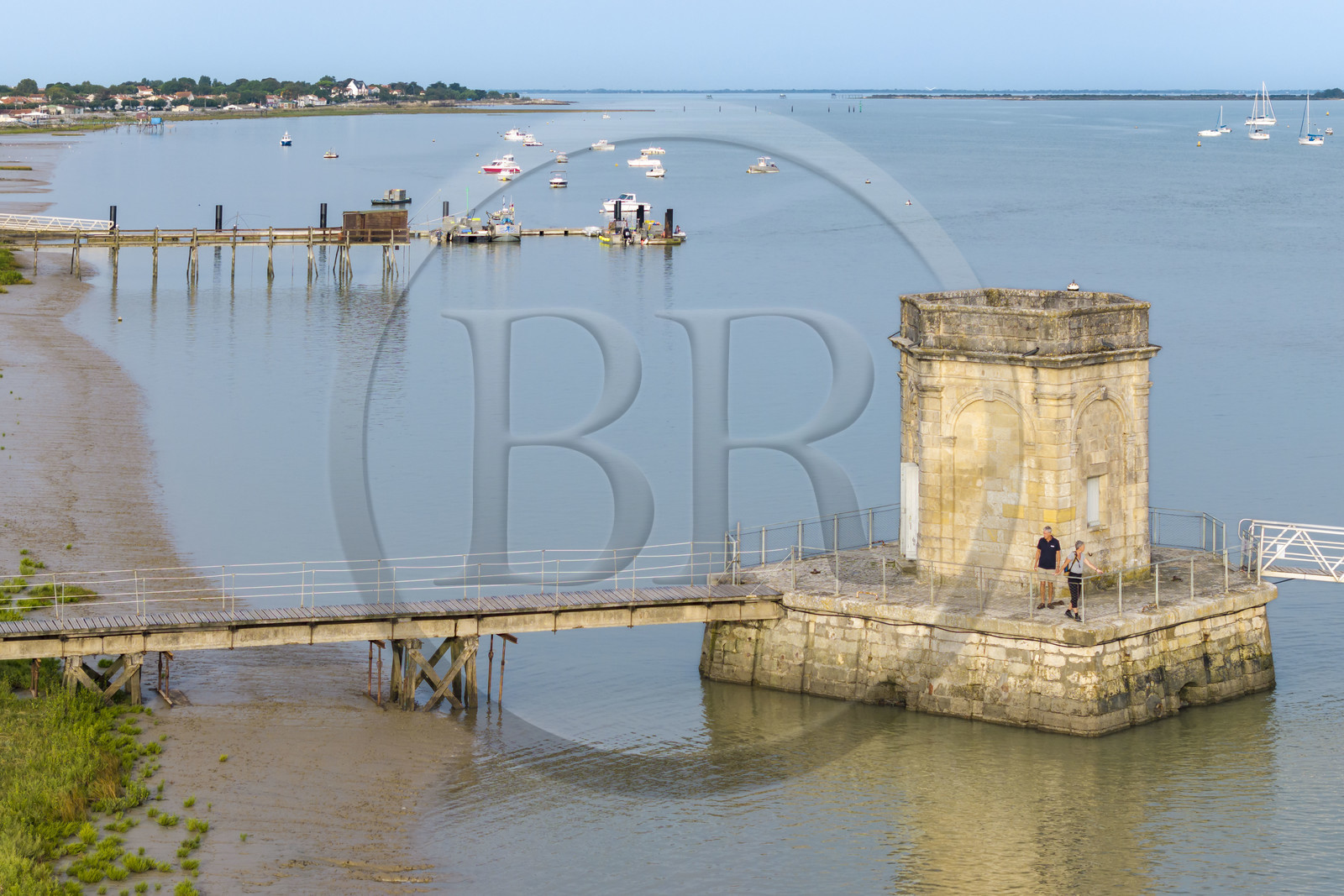 France, Charente-Maritime (17), Saint-Nazaire-sur-Charente, la Fontaine Royale de Lupin en bordure de la Charente est la plus remarquable des trois dernières aiguades existantes (vue aérienne)