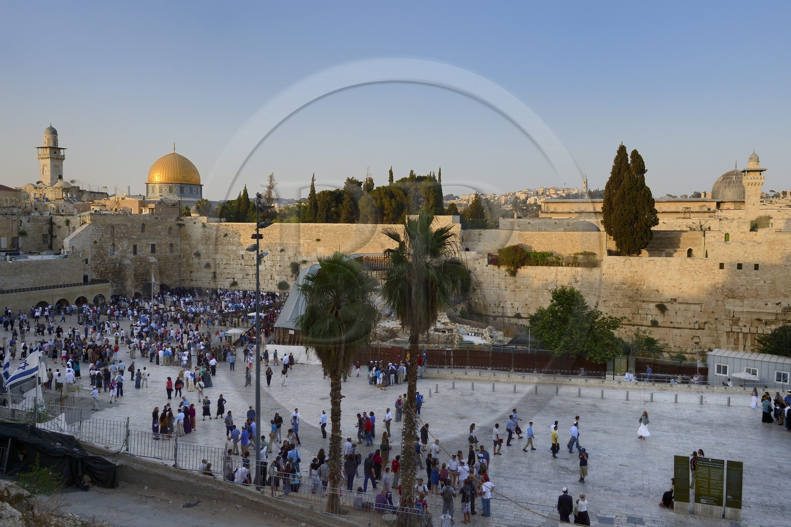 Israel, Jérusalem, ville sainte, vieille-ville classée Patrimoine Mondial de l'UNESCO, Mur des Lamentations ou mur occidental faisant partie des murs de soutènement de l'esplanade du Temple construite par Hérode Ier le Grand et le Dome du Rocher sur Haram el-Sharif en arrière plan