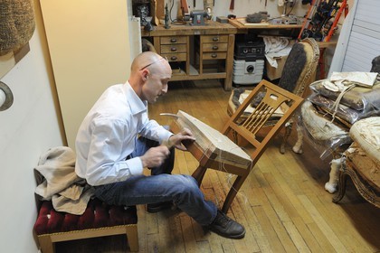 France, Yvelines (78), château de Versailles, ateliers de restauration du château, atelier de tapisserie, Jérome Lebouc
