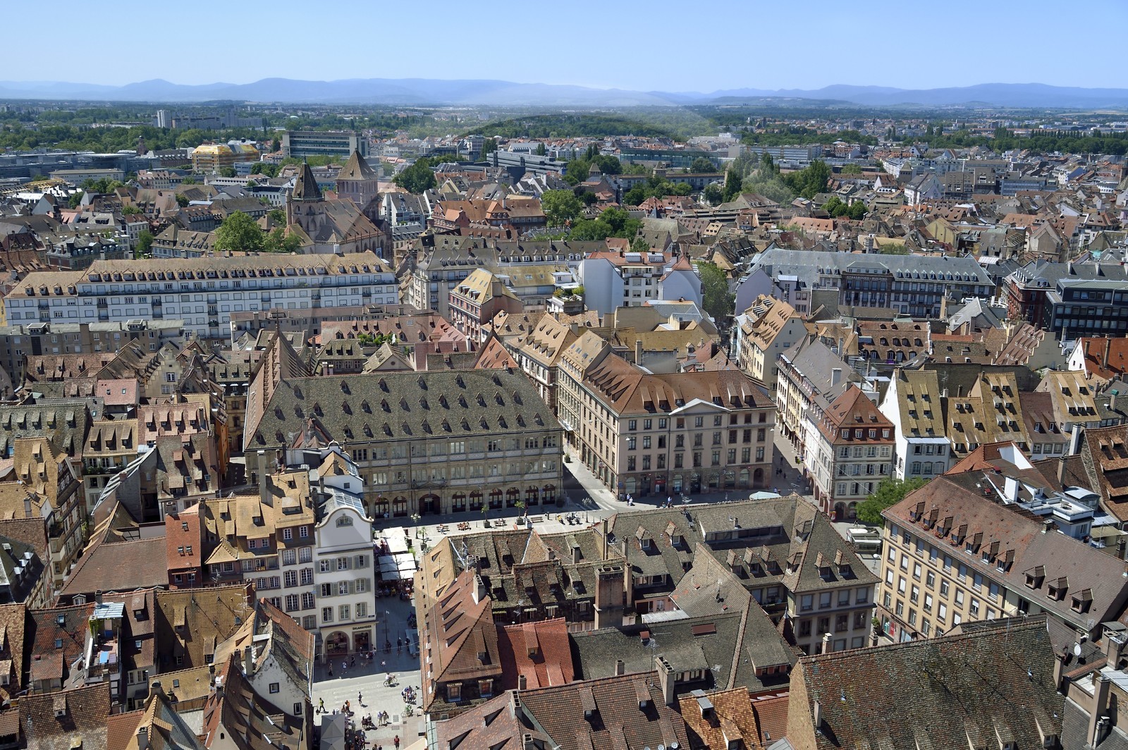 France, Bas-Rhin (67), Strasbourg, vieille ville classée au Patrimoine Mondial de l'UNESCO, la place Gutenberg avec la Chambre de Commerce et d'Industrie (CCI) d'Alsace et les Vosges en arrière plan