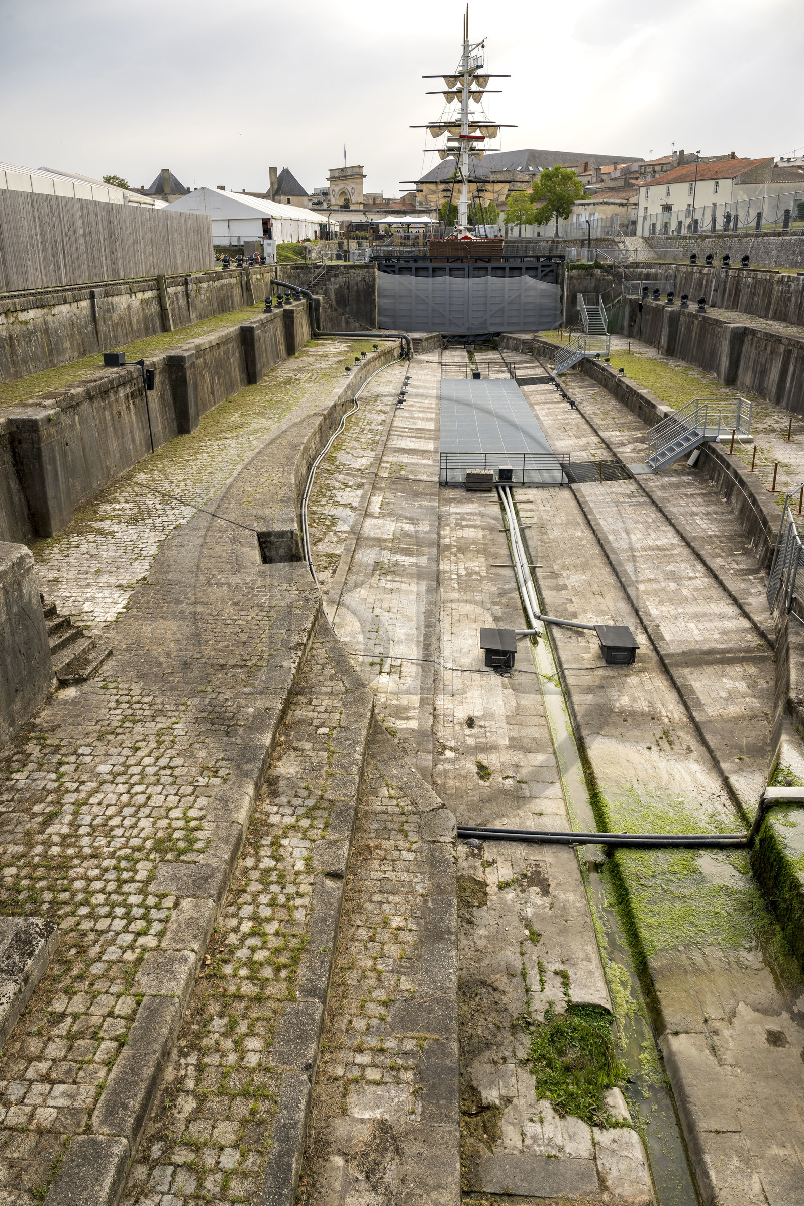 France, Charente-Maritime (17), Rochefort, Centre International de la mer dans l'ancien Arsenal maritime de Rochefort, formes de radoub, bassins maçonnés servant à la fabrication et à la réparation des coques des vaisseaux