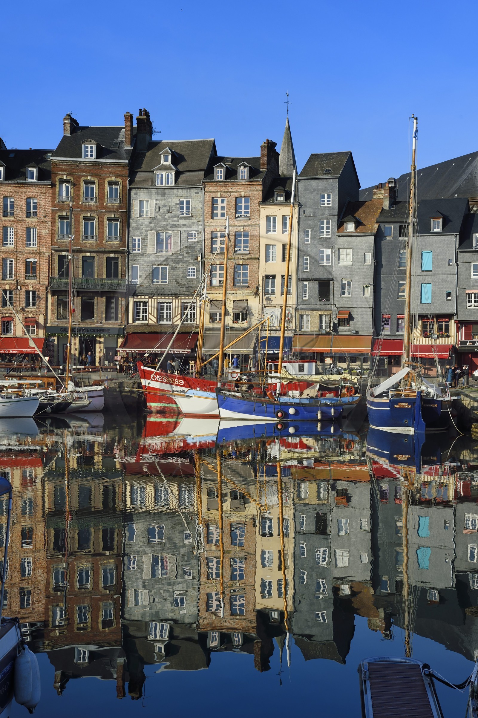 France, Calvados (14), Pays d'Auge, Honfleur, le Vieux-Bassin, le quai Sainte-Catherine France, Calvados (14), Pays d'Auge, Honfleur, le Vieux-Bassin, le quai Sainte-Catherine