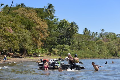 Nicaragua, Ile d'Ometepe sur le lac Nicaragua, village de Merida, femmes faisant leur lessive dans le lac