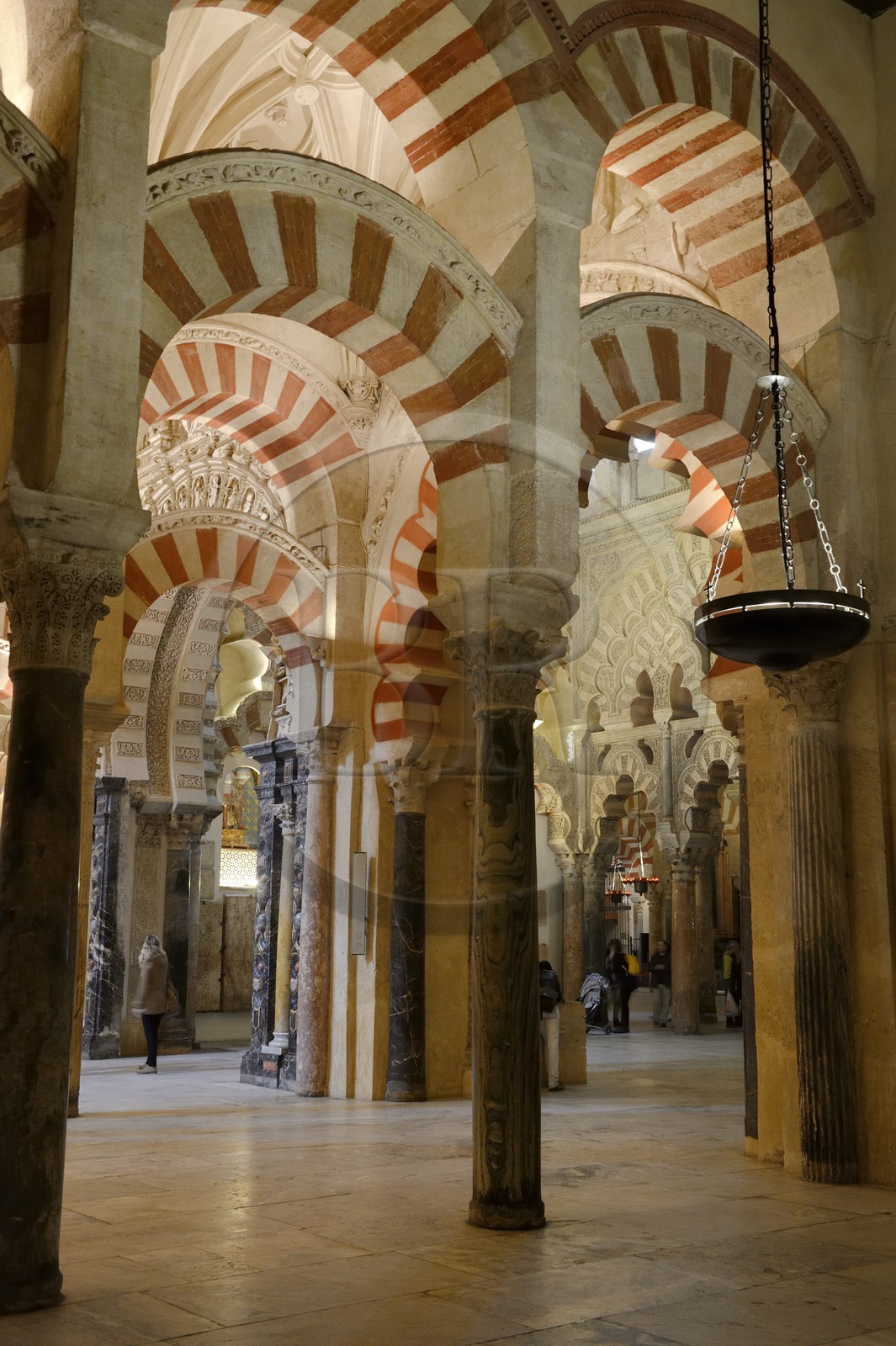 Espagne, Andalousie, Cordoue, centre historique classé Patrimoine Mondial de l'UNESCO, la Mezquita, mosquée-cathédrale, la forêt d'arcs et de colonnades illustre la monumentalité de l'Art omeyyade de Cordoue