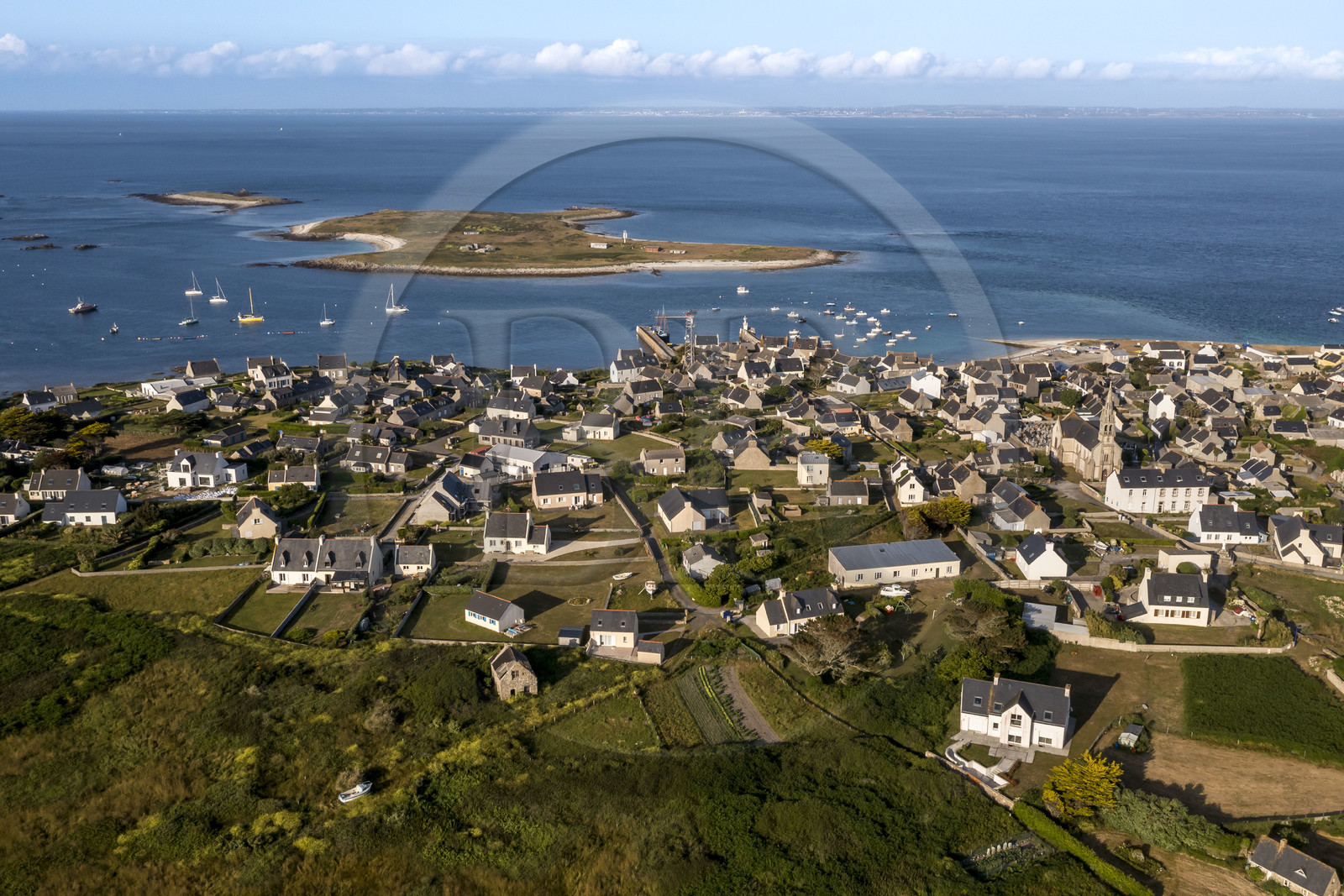 France, Finistère (29), Mer d'Iroise, archipel de Molène, Ile de Molène, le village et l'ilot Lédenez Vraz (vue aérienne)