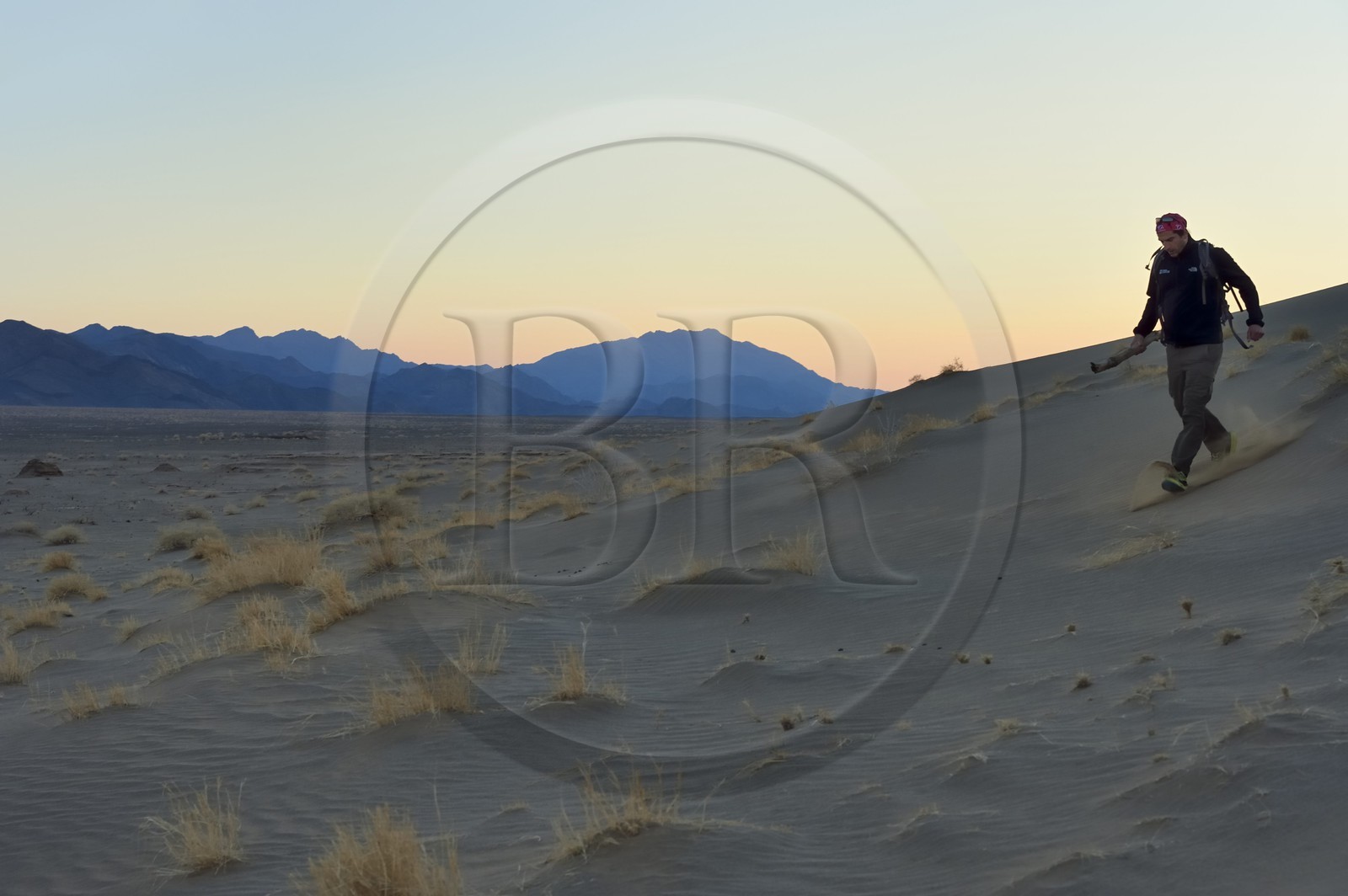 Iran, Yazd province, Dasht-e Kavir desert, Moghestan, hiking at the foot of the dune massif