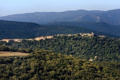 France, Var (83), golfe de Saint-Tropez, le village perché de Gassin, labellisé Les Plus Beaux Villages de France (vue aérienne)