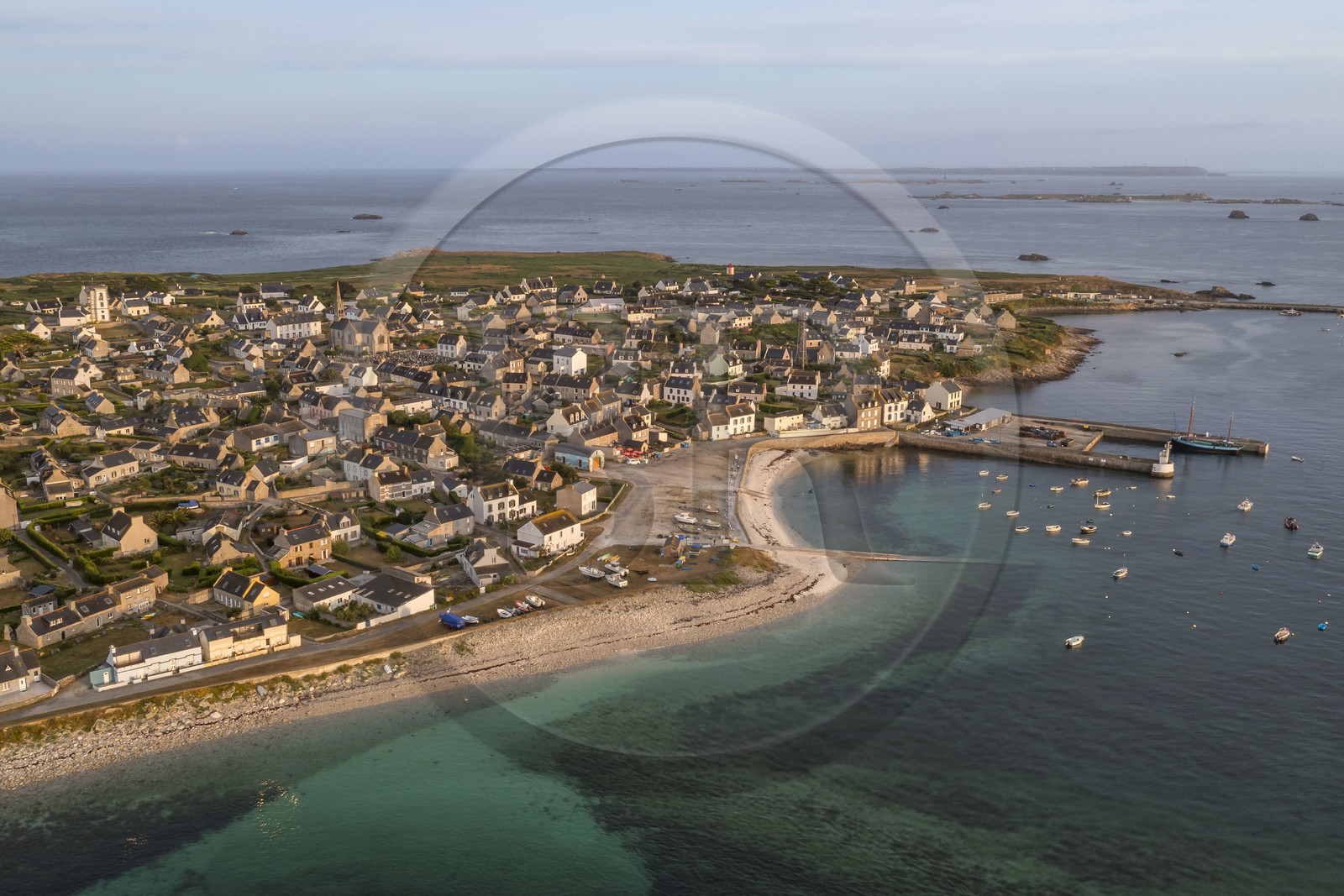 France, Finistère (29), Mer d'Iroise, archipel de Molène, Ile de Molène, le village et le port au petit matin (vue aérienne)