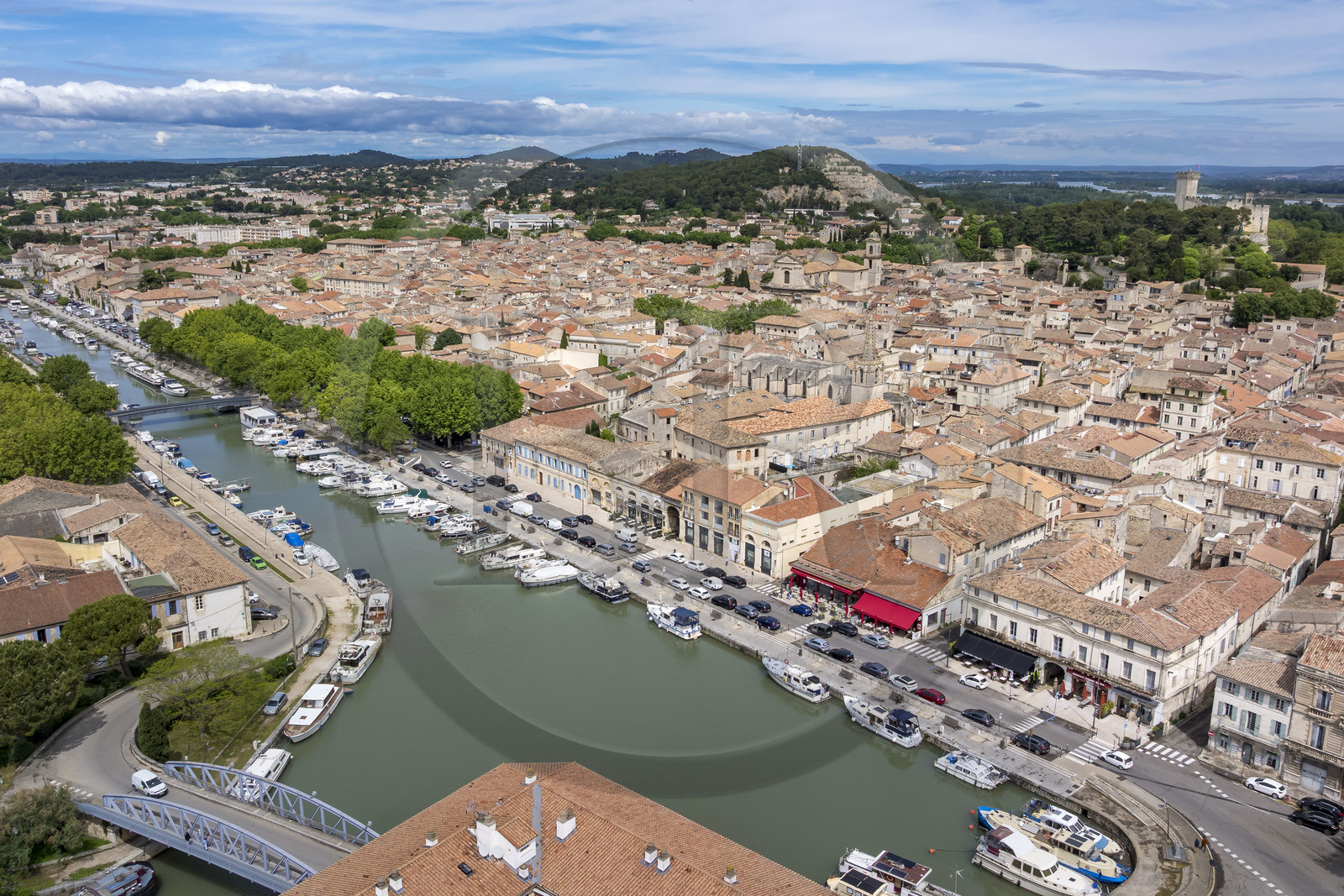 France (30), Gard, Beaucaire, le port du Canal du Rhone à Sète et le chateau de Beaucaire en arrière plan (vue aérienne)