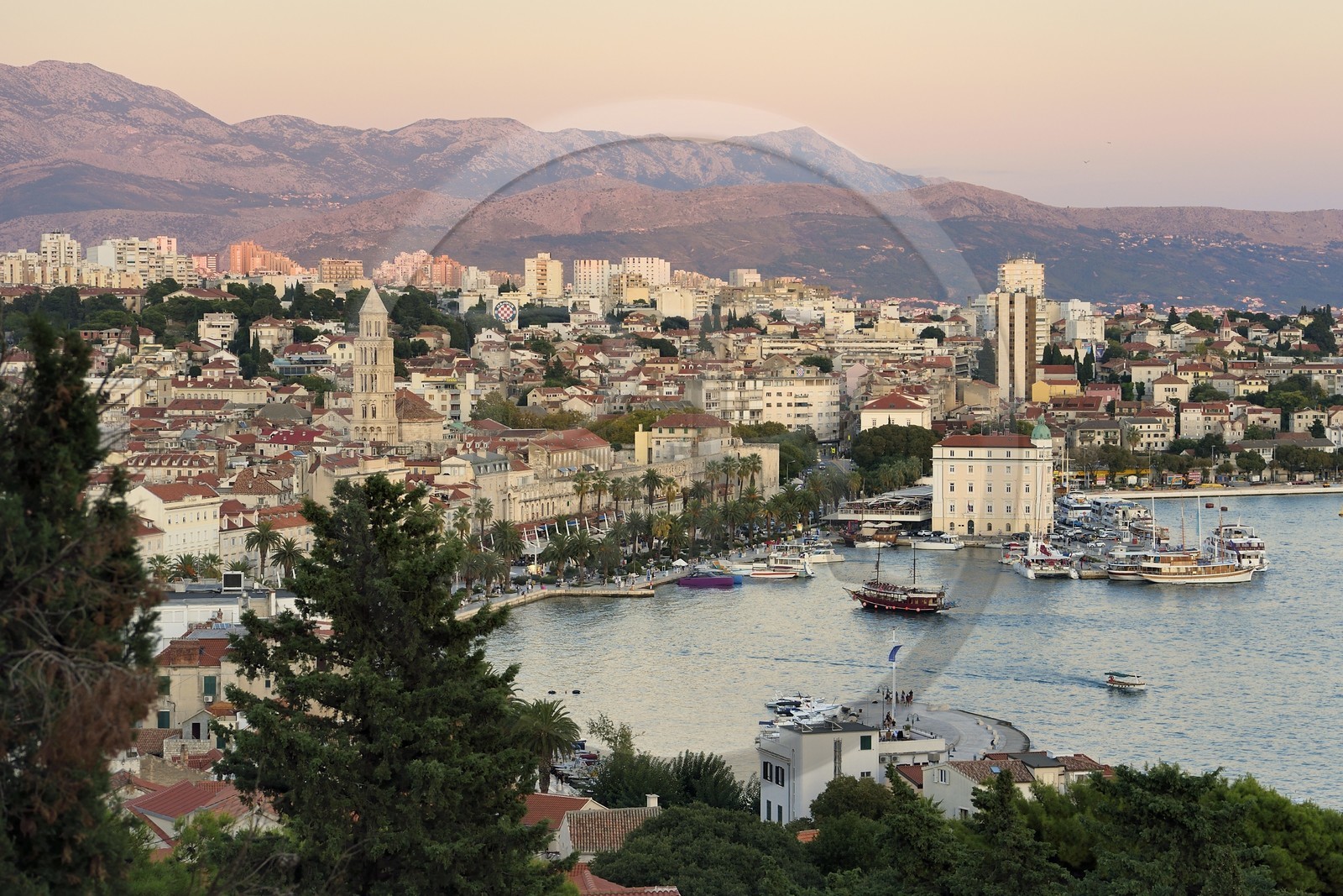 Croatie, Dalmatie, cote dalmate, Split, la vieille ville romaine classée Patrimoine Mondial de l'UNESCO et le port