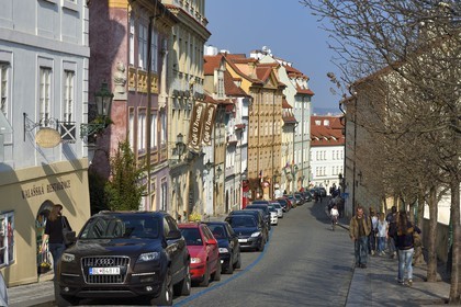 République Tchèque, Prague, quartier de Strahov, la rue Uvoz qui prolonge la rue Nerudova au pied du chateau