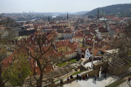 République Tchèque, Prague, quartier de Mala Strana et Kampa avec le petit jardin Furstenberg en premier plan, l'église baroque Saint Nicolas (Sv. Mikulase) en arrière plan