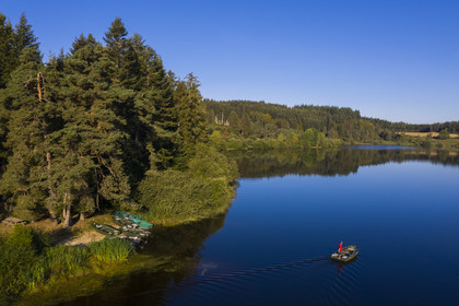 France, Haute-Loire (43), Parc naturel régional Livradois-Forez, Sembadel, pêcheur en bateau sur le lac de Malaguet (vue aérienne)