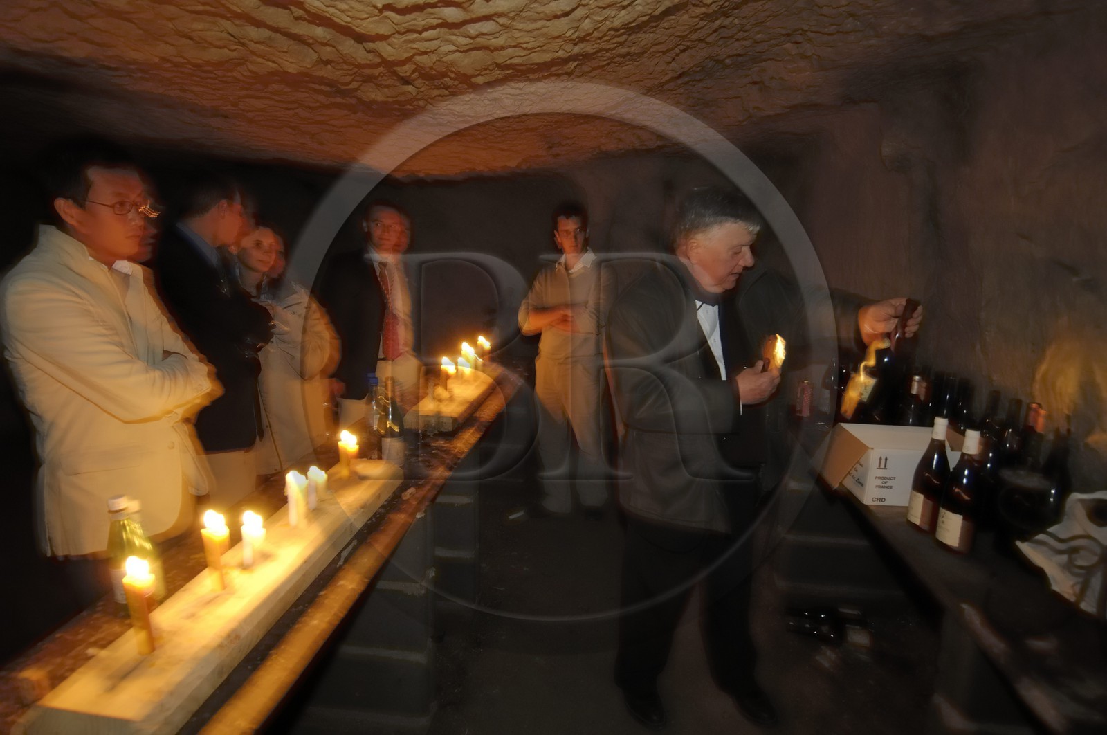 France, Indre et Loire (37), Chinon, les Caves Painctes, confrérie des bons entonneurs rabelaisiens, dégustation de vin informelle dans les anciennes carrières