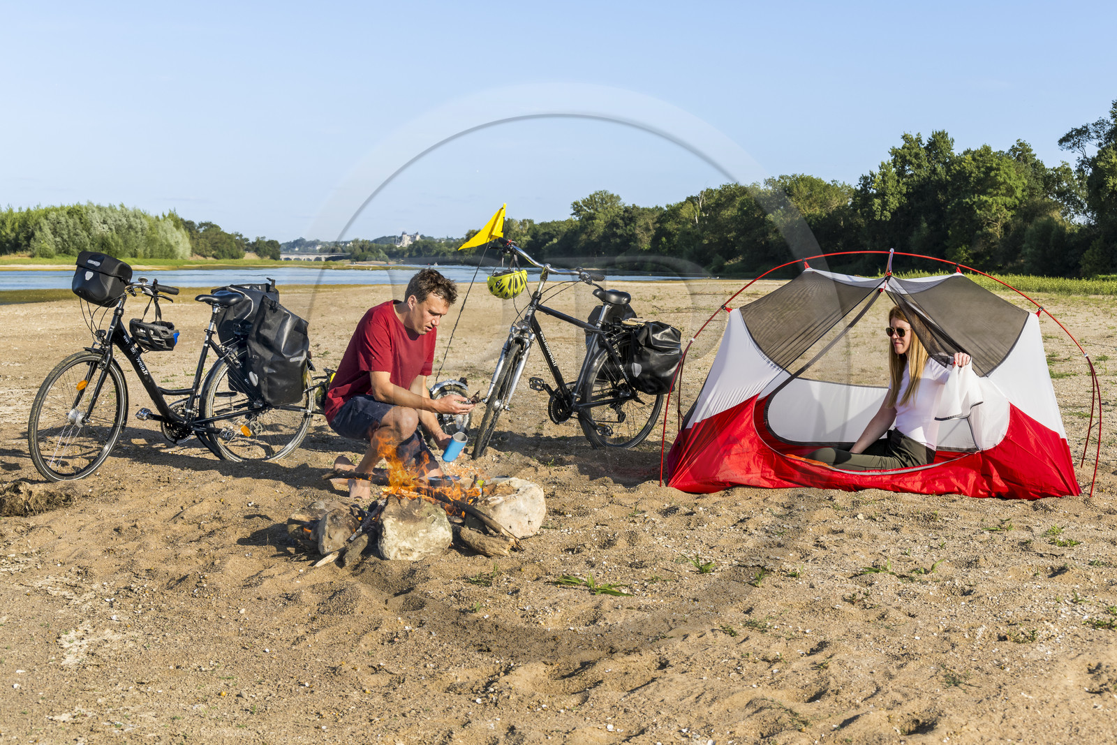 France, Maine-et-Loire (49), vallée de la Loire classée au Patrimoine Mondial par l'UNESCO, Saumur vers Saint-Hilaire, randonnée à bicyclette le long des berges de la Loire, installation du campement pour la nuit sur un des bancs de sable formant des îles sur la Loire