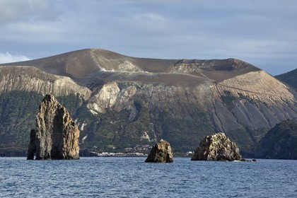 Italie, Sicile, iles Eoliennes, classées Patrimoine Mondial de l'UNESCO, Ile de Lipari, les falaises de la côte Sud de l'île, Faraglioni de Lipari, roches de magma solidifié provenant d'un bouchon volcanique appelées Pietra Lunga (Pierre Longue) à gauche et Pietra Menalda (Pierre Menalda) à droite