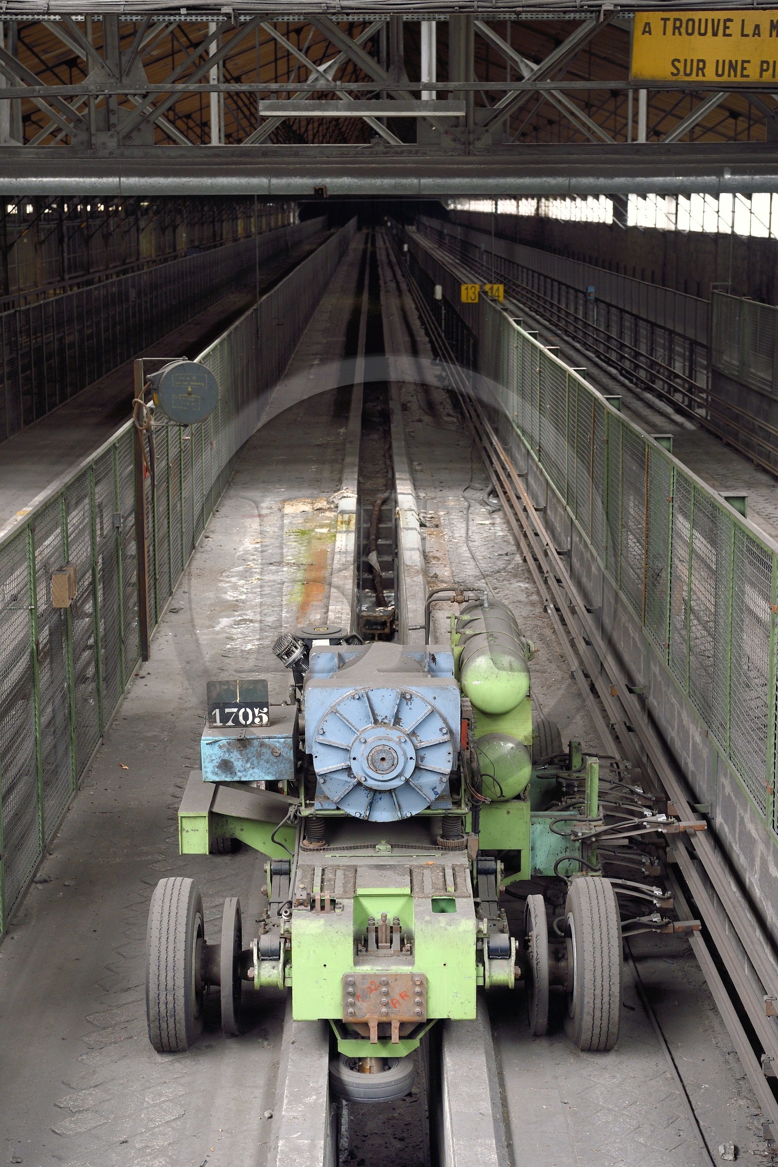 France, Puy-de-Dôme (63), Clermont-Ferrand, Pistes d'essai de l'usine Michelin de Cataroux, des chariots lestés de plomb y faisaient d'incessants va-et-vient pour tester les pneus