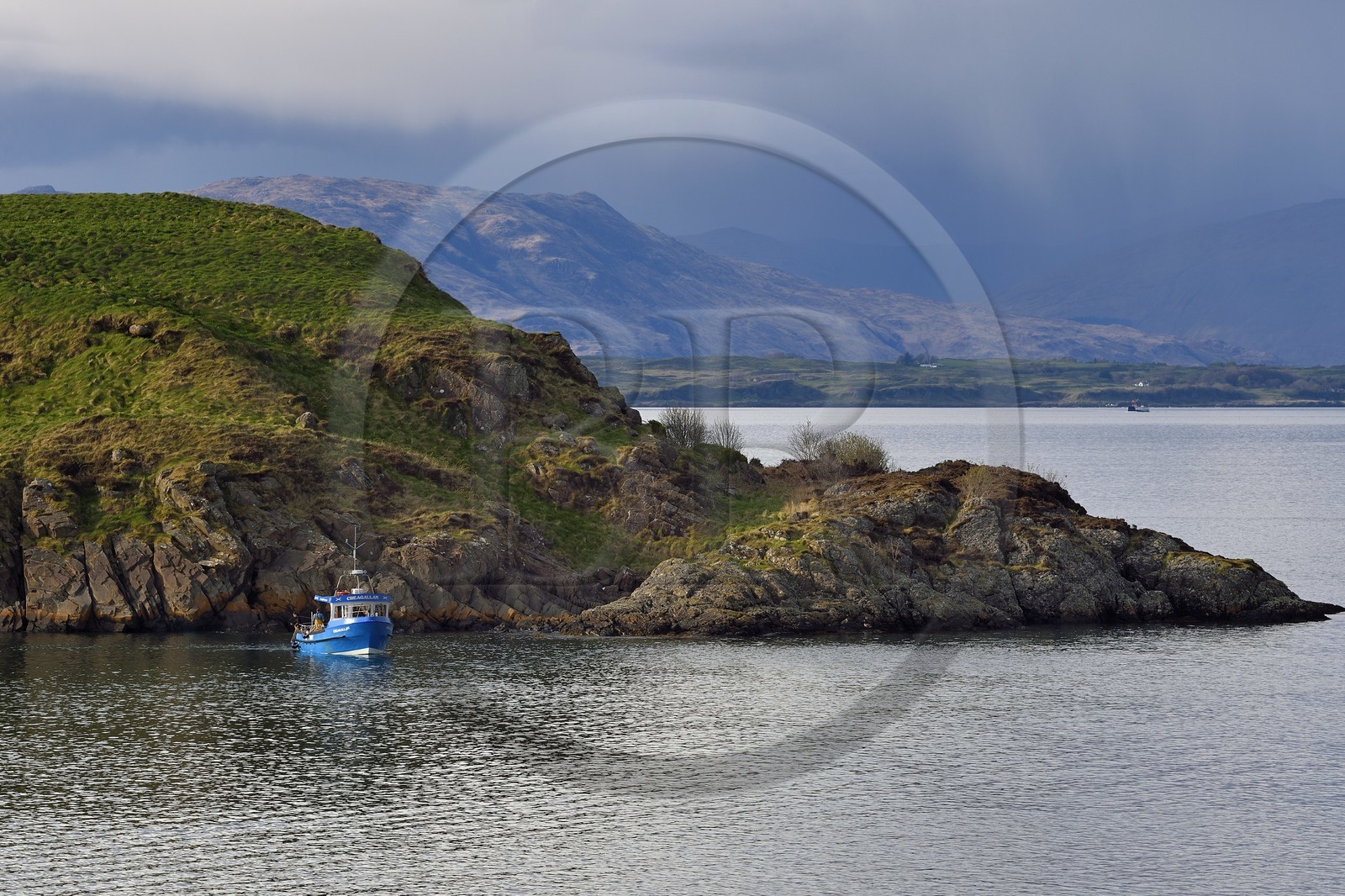 Royaume-Uni, Ecosse, Highland, Argyll and Bute, Oban, pecheurs dans les ilots du Loch Linnhe à l'Est de l'Ile de Mull