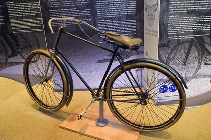 France, Puy-de-Dôme (63), Clermont-Ferrand, L'Aventure Michelin, musée retraçant toutes les activités du groupe Michelin, premier pneu démontable Michelin sur le vélo conduit par le champion Charles Terront dans la course Paris-Brest-Paris de septembre 1891