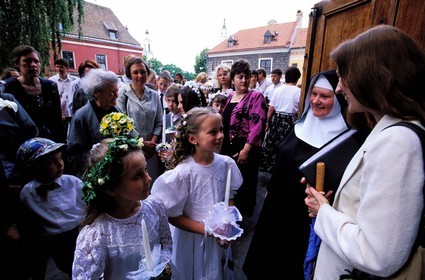 Lituanie (Pays Baltes), Kaunas, communiante à la cathédrale de Kaunas