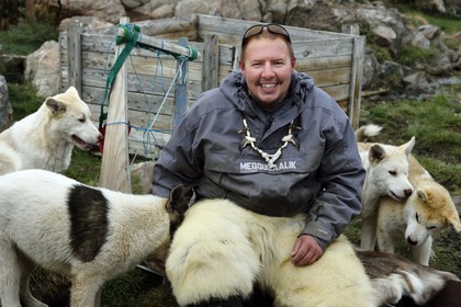 Groenland, cote ouest, Uummannaq, l'éleveur de chiens de traineau Malti Suulutsun portant un pantalon en peau d'ours