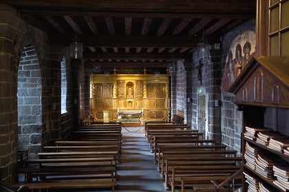 France, Haute-Loire (43), Le Puy-en-Velay, étape des chemins de Compostelle, la cathédrale Notre-Dame-de-l'Annonciation du XIIe siècle classée Patrimoine Mondial de l'UNESCO, chapelle des Reliques ou chapelle du Saint-Sacrement qui présente sur un immense reliquaire du XVIIe siècle la copie contemporaine de la statue de la Vierge noire à l'Enfant
