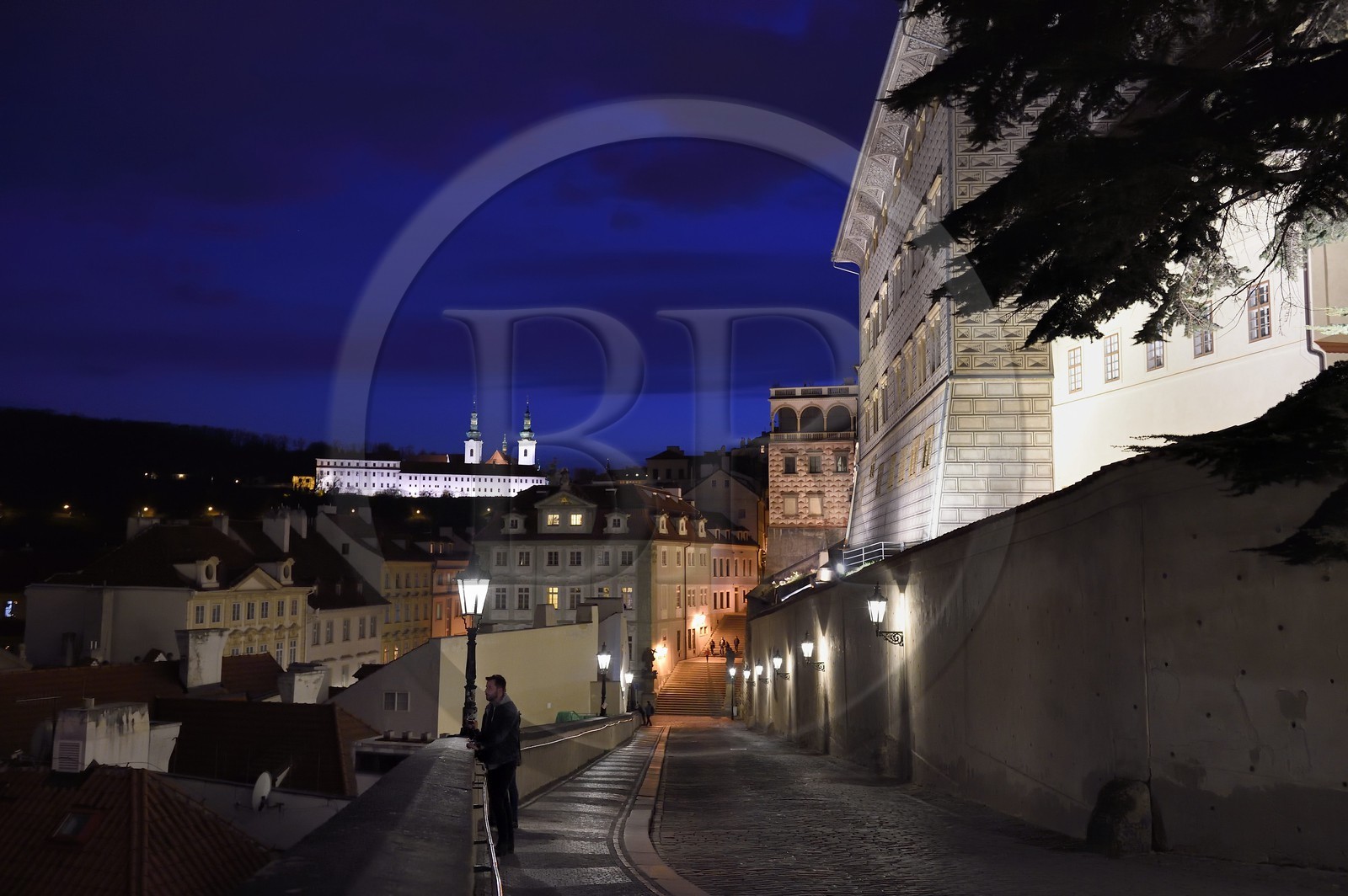 République Tchèque, Prague, Hradcany (quartier du chateau), la montée au chateau royal Ke Hradu et le Monastère de Strahov en arrière plan
