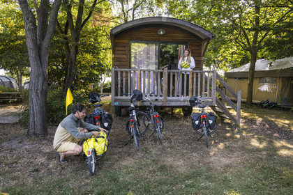 France, Maine-et-Loire (49), vallée de la Loire classée au Patrimoine Mondial par l'UNESCO, Saumur vers Saint-Hilaire, Camping Huttopia Saumur, randonnée à bicyclette sur les berges de la Loire et installation dans une roulotte, vélo avec une remorque transportant le matériel de camping