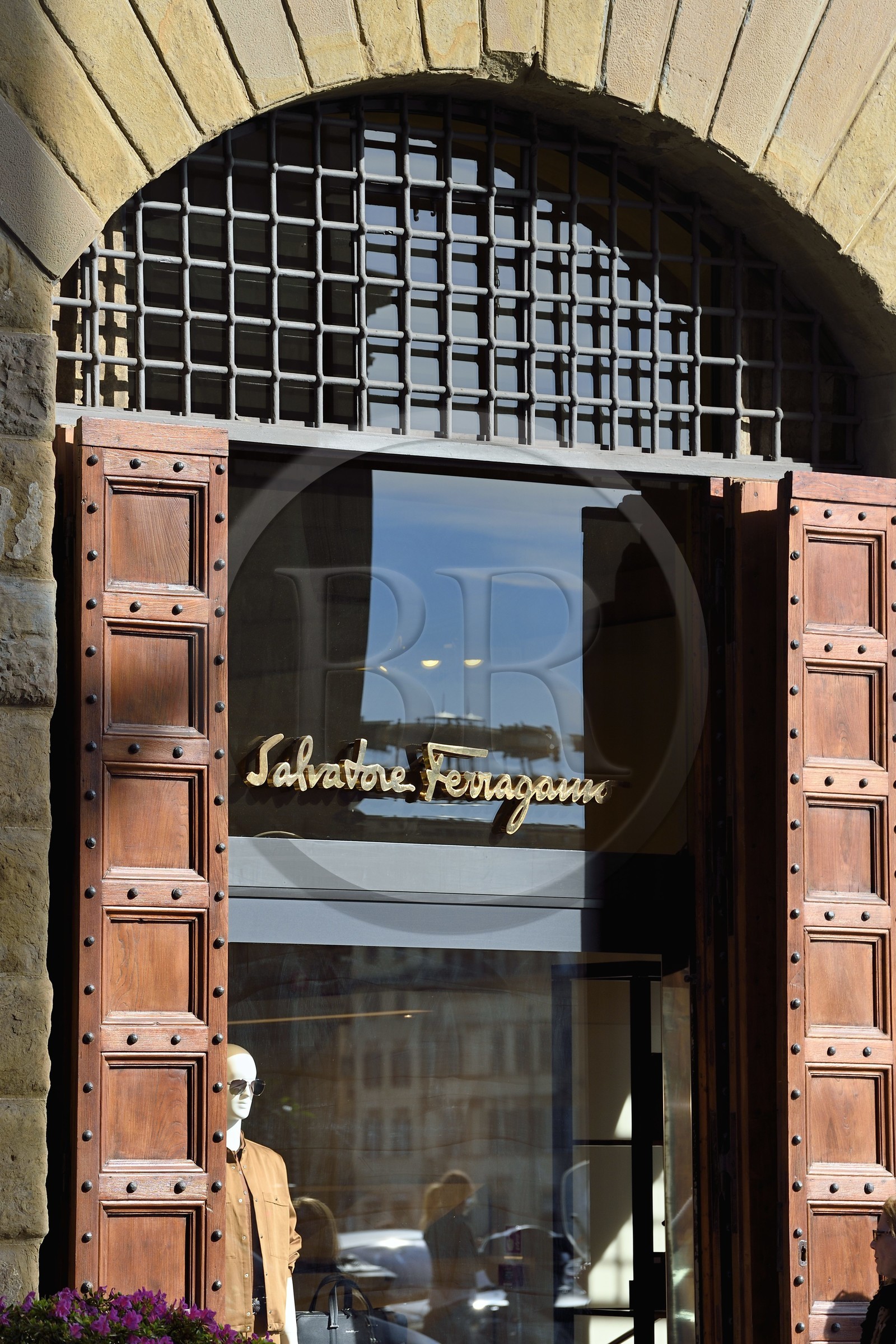 Italie, Toscane, Florence, centre historique classé Patrimoine Mondial de l'UNESCO, Piazza Santa Trinita, le Palazzo Spini Feroni appartenant à Salvatore Ferragamo