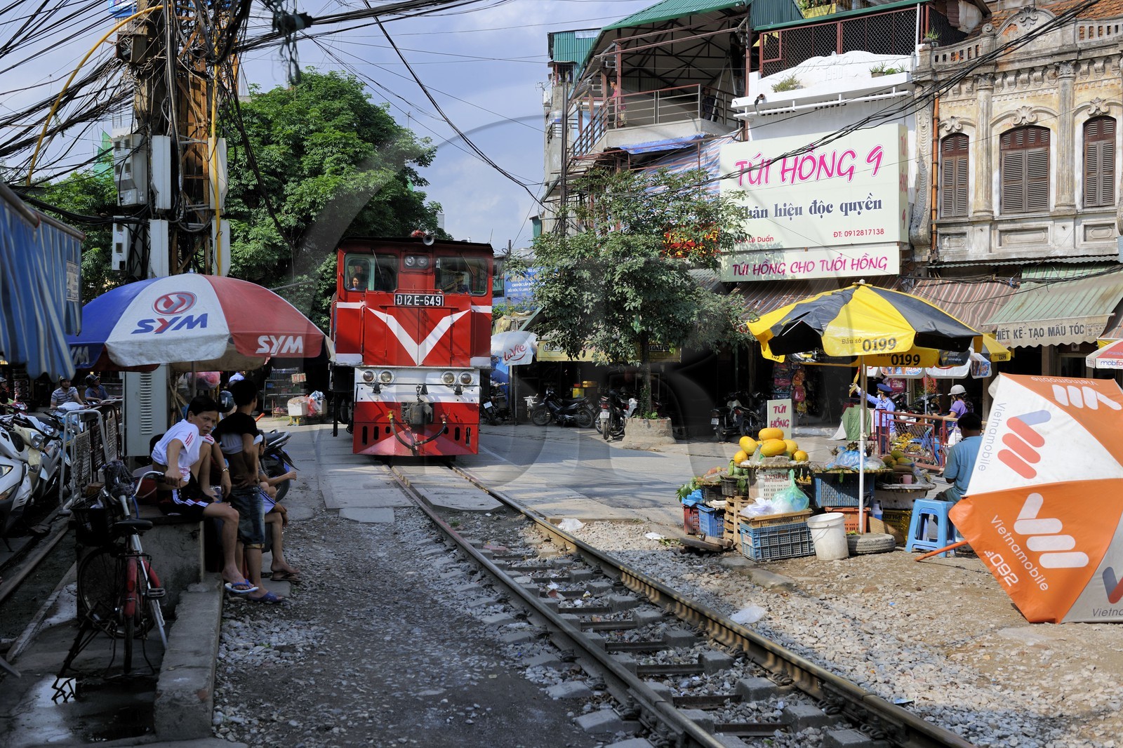 Vietnam, Hanoï, le train passe au coeur de la vieille ville au milieu des habitations et des étales