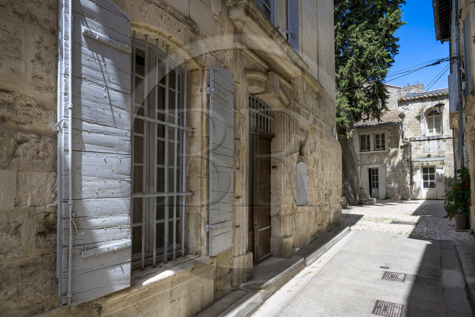 France, Bouches-du-Rhône (13), Tarascon, rue de la vieille ville débouchant sur la petite place Ernest Renan