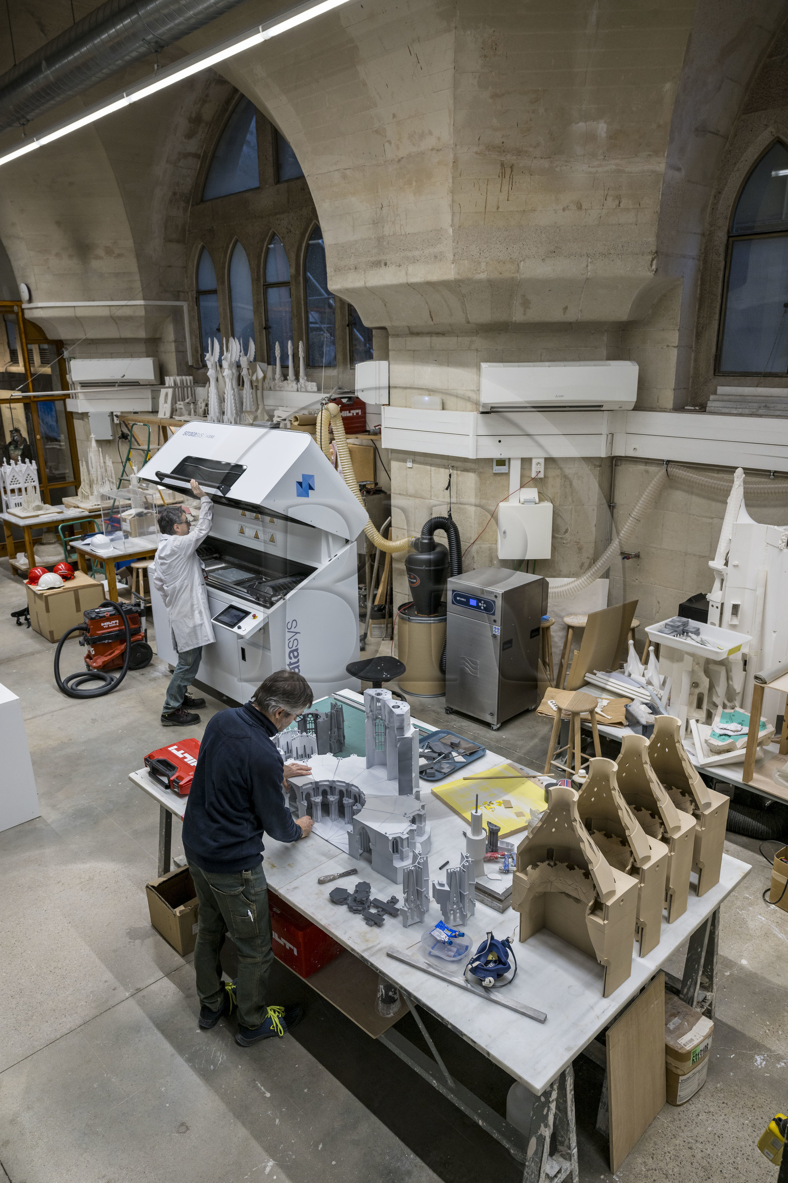 Espagne, Catalogne, Barcelone, quartier de l'Eixample, basilique de la Sagrada Familia de l'architecte du modernisme catalan Antoni Gaudi classée Patrimoine Mondial de l'UNESCO, l'atelier maquettes, Ignasi Badia Nogués reconstitue la maquette fabriquée en 3D (avec la machine en arrière plan) de la facade de l'abside orientée Nord Ouest Espagne, Catalogne, Barcelone, quartier de l'Eixample, basilique de la Sagrada Familia de l'architecte du modernisme catalan Antoni Gaudi classée Patrimoine Mondial de l'UNESCO, l'atelier maquettes, Ignasi Badia Nogués reconstitue la maquette fabriquée en 3D (avec la machine en arrière plan) de la facade de l'abside orientée Nord Ouest