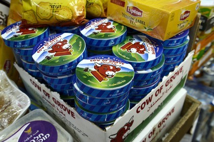 Israel, Jérusalem, ville sainte, vieille-ville classée Patrimoine Mondial de l'UNESCO, copie du fromage La Vache Qui Rit en vente dans le souk Khan El-Zeit dans le quartier musulman