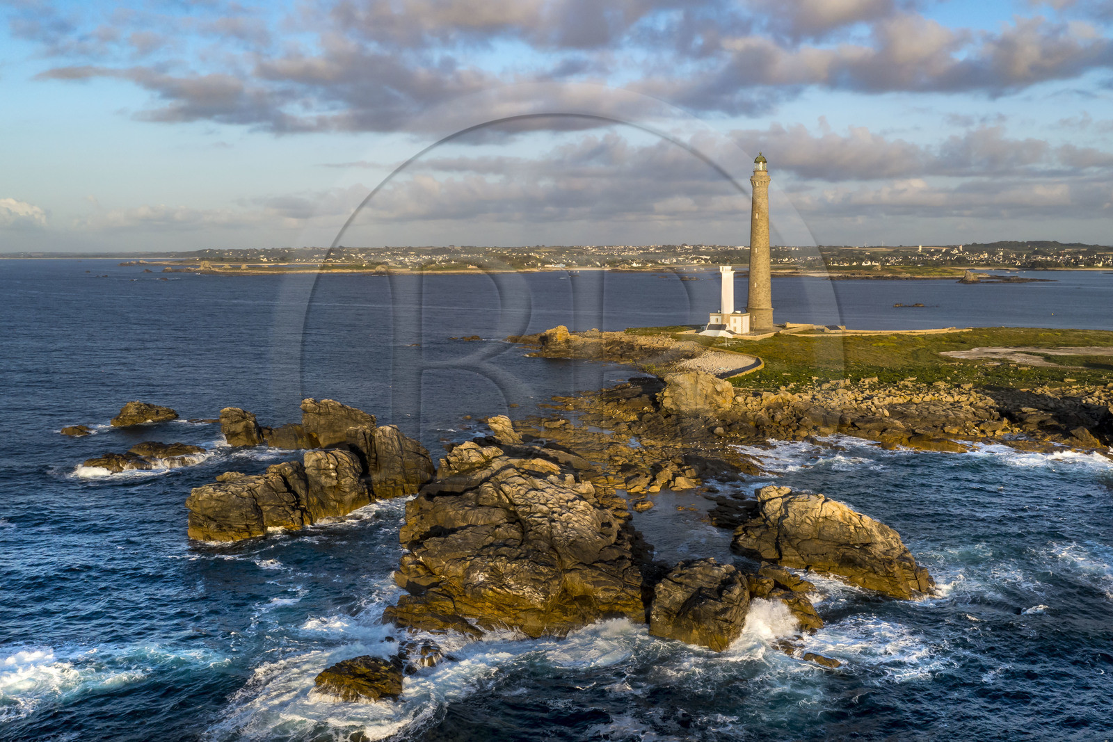 France, Finistère (29), Pays des Abers, Ile Vierge dans l'archipel de Lilia, le phare de l'Ile Vierge, le plus haut phare d'Europe avec 82,5 mètres, et l'ancien phare de 1845 (vue aérienne)