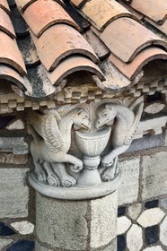 France, Puy-de-Dôme (63), Clermont-Ferrand, basilique Notre-Dame-du-Port de style roman auvergnat, classée Patrimoine Mondial de l'UNESCO au titre des Chemins de Saint-Jacques-de-Compostelle en France, le chevet, chapiteau représentant deux griffons autour d'une coupe