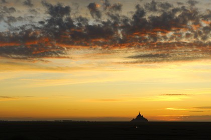 France, Manche (50), Baie du Mont-Saint-Michel, le Mont-Saint-Michel au coucher de soleil, classé Patrimoine Mondial de l'UNESCO