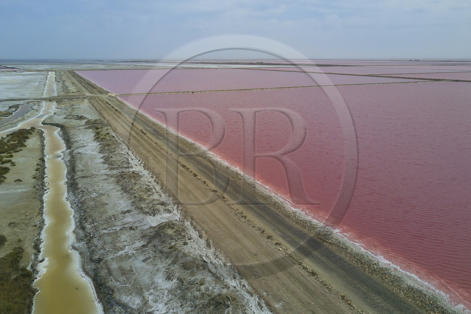 France, Bouches-du-Rhône (13), Camargue, Salin-de-Giraud, les salins du Midi (vue aérienne) France, Bouches-du-Rhône (13), Camargue, Salin-de-Giraud, les salins du Midi (vue aérienne)