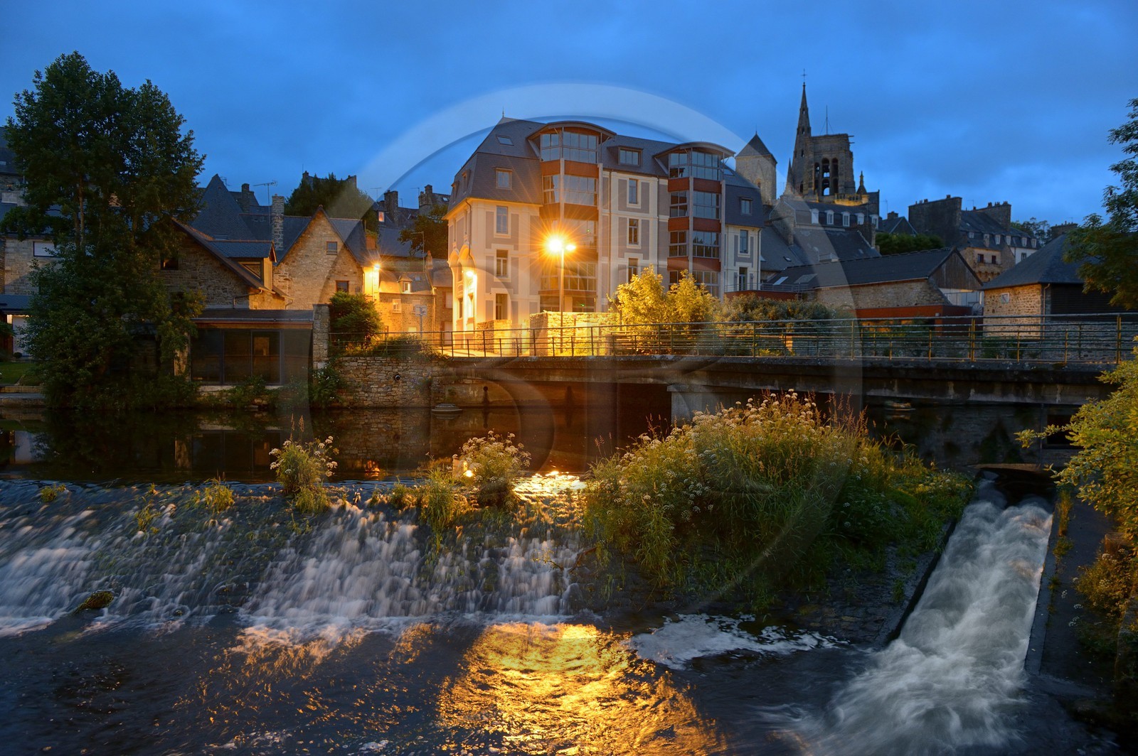 France, Côtes-d'Armor (22), quartier médiéval sur les bords du Trieux et la la basilique Notre-dame de Bon-secours en arrière plan