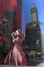 Etats-Unis, New York, Manhattan, reflet d'un gratte-ciel dans la vitrine dédiée à Alexander Mc Queen de la boutique Bergdorf Goodman sur la 5ème avenue