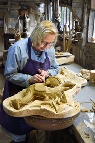 France, Calvados (14), Pays d'Auge, Bavent, poterie du Mesnil de Bavent, la céramiste Annie Richier au démoulage et finition d'un épi de faitage représentant un coq dans l'atelier