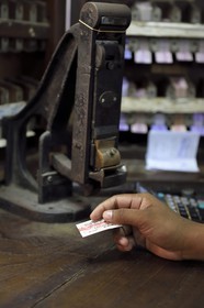 Sri Lanka, Colombo, gare centrale du Fort, vente de billets au guichet