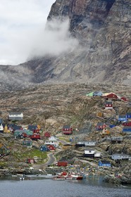 Groenland, cote ouest, la ville d'Uummannaq dominée par le mont Uummannaq qui culmine à 1170 m